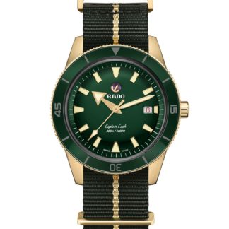 Rado Captain Cook Taucheruhr mit 42 mm Bronze-Gehäuse, grünem Zifferblatt und grün-gelbem NATO-Armband. Ausgestattet mit Automatikwerk und 80 Stunden Gangreserve.